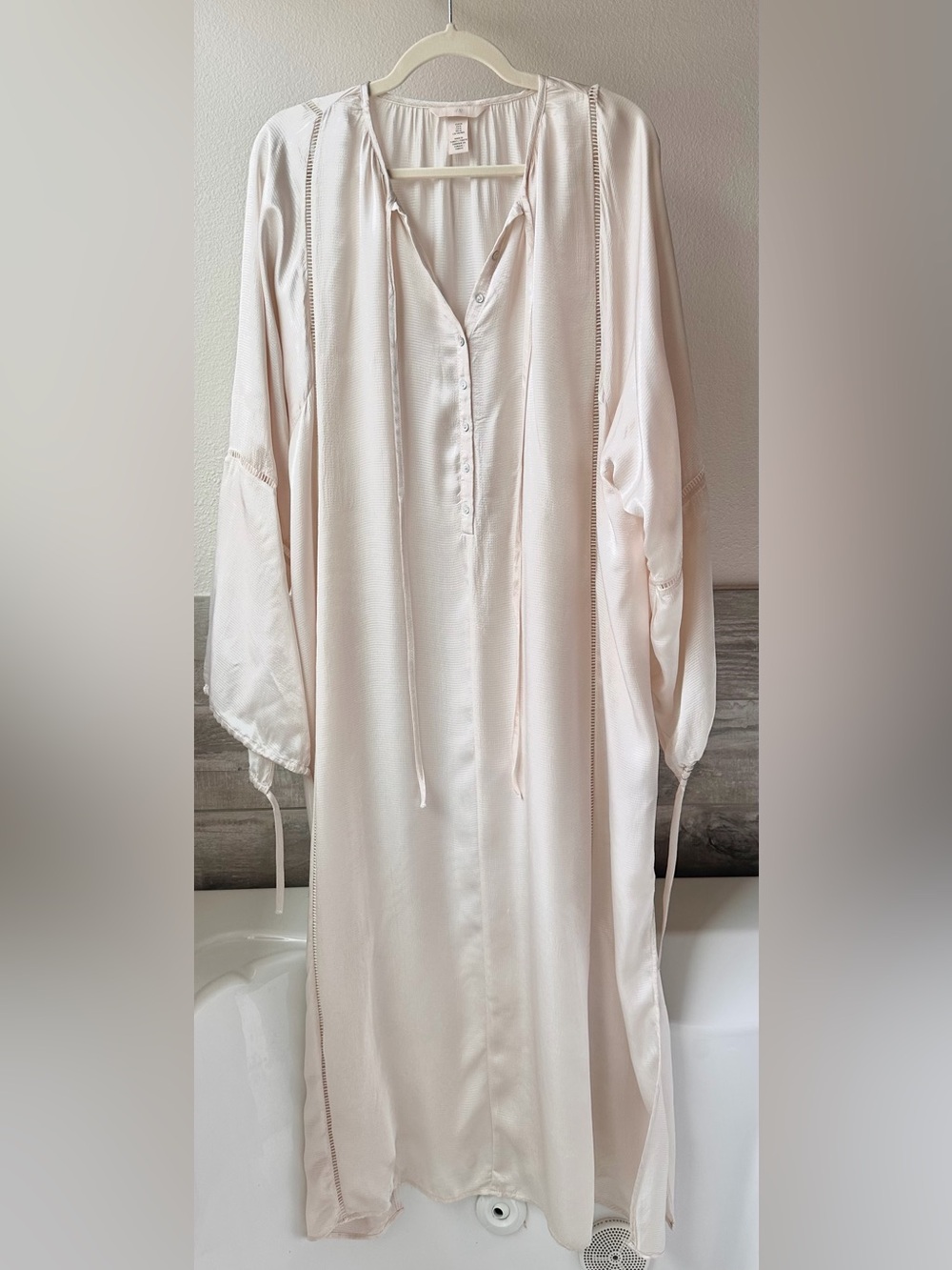 H&M Women's Cream Satin Button-Front Boho Caftan Dress Satin Tie Sleeves Size M - Picture 3 of 10